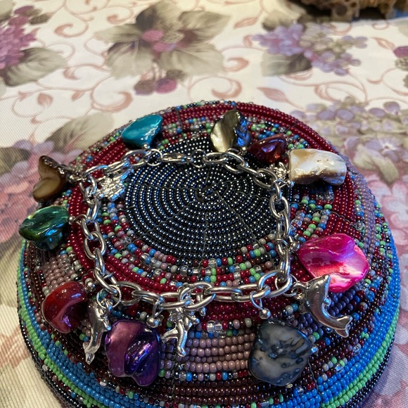 Blister pearl shell bracelet with angel and dolphin charms. - Picture 4 of 7